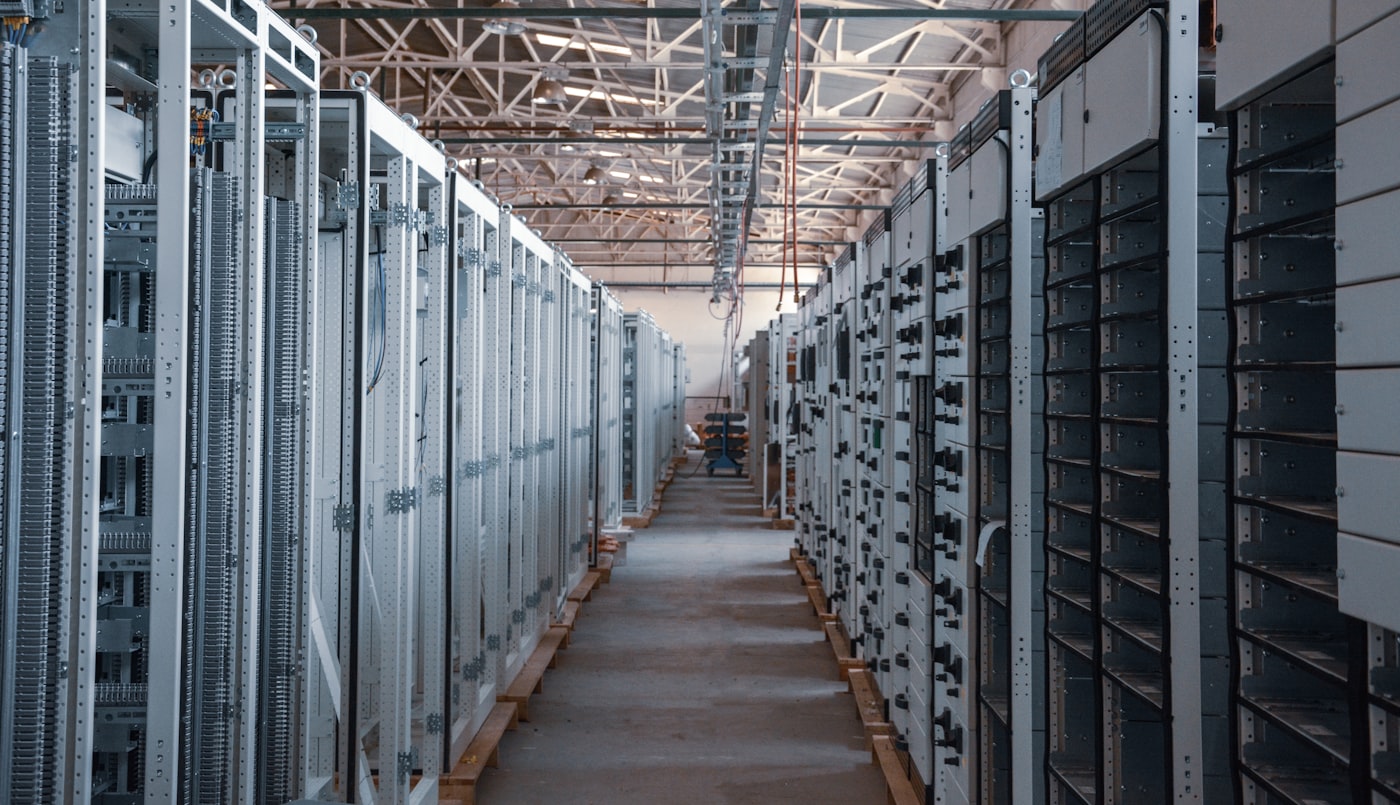 Pasillo de un centro de datos con racks de servidores