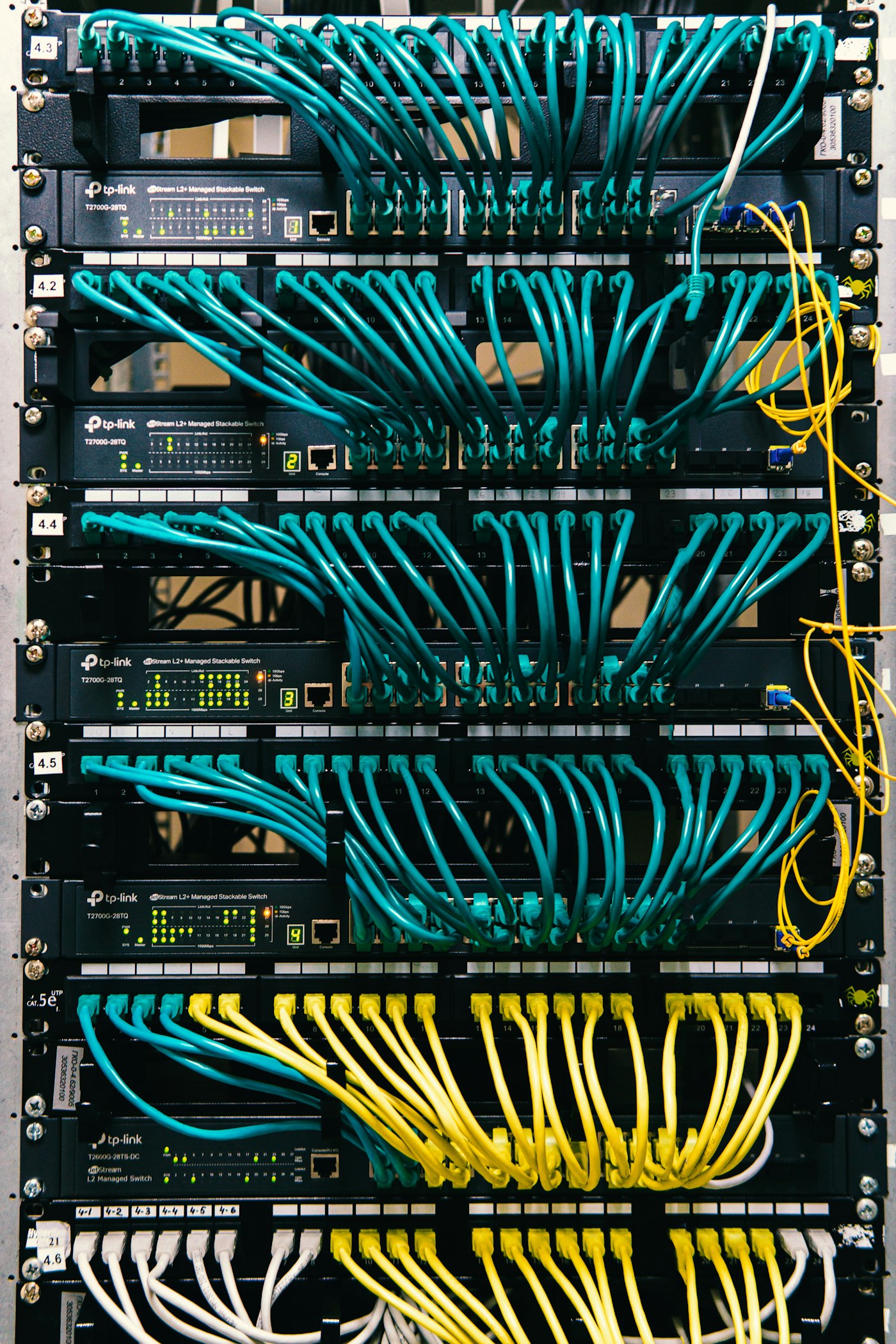 Panel de conexiones de red con cableado ordenado por colores
