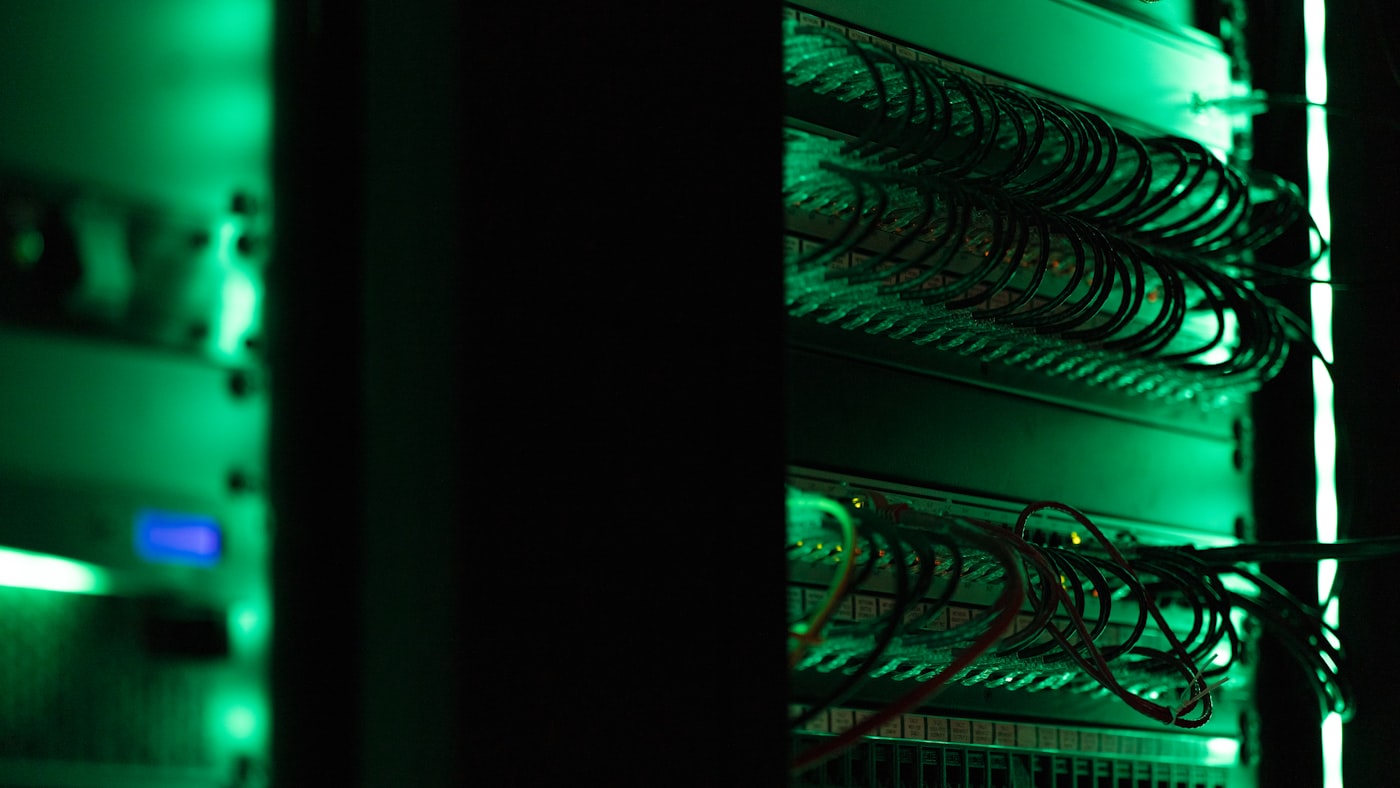 Rack de servidores en una sala de datos con iluminación tenue