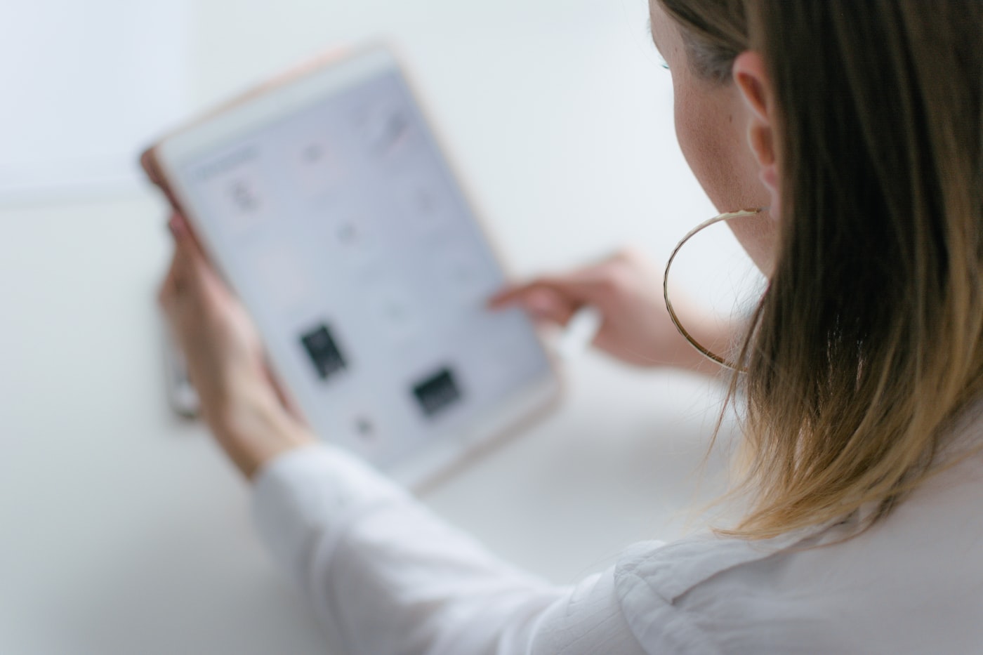 Persona interactuando con una tablet y una aplicación