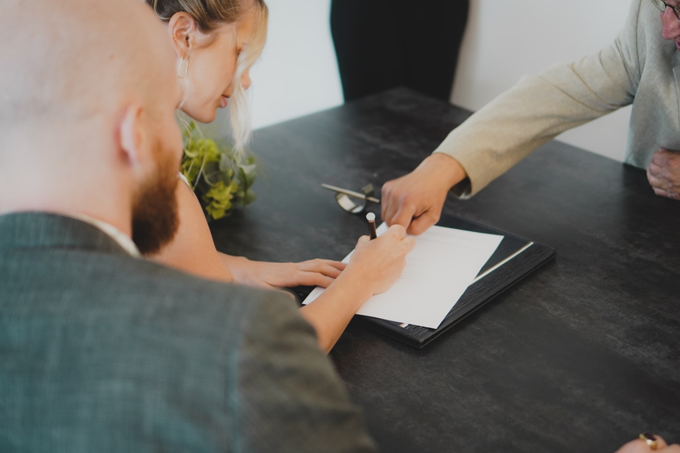 Dos personas dándose la mano tras firmar un acuerdo