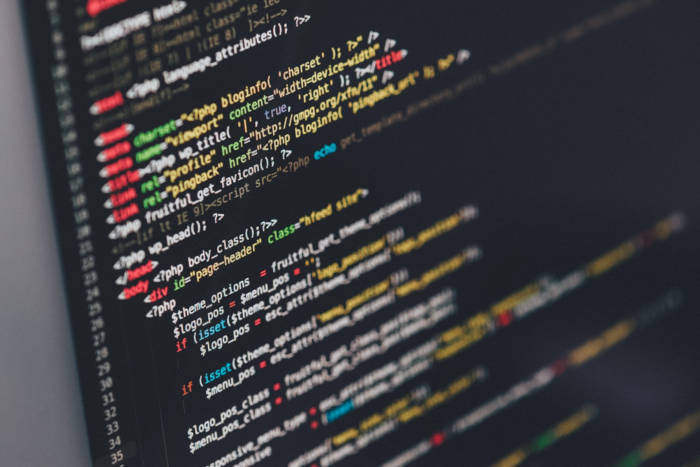 Pantalla de monitor mostrando código de programación