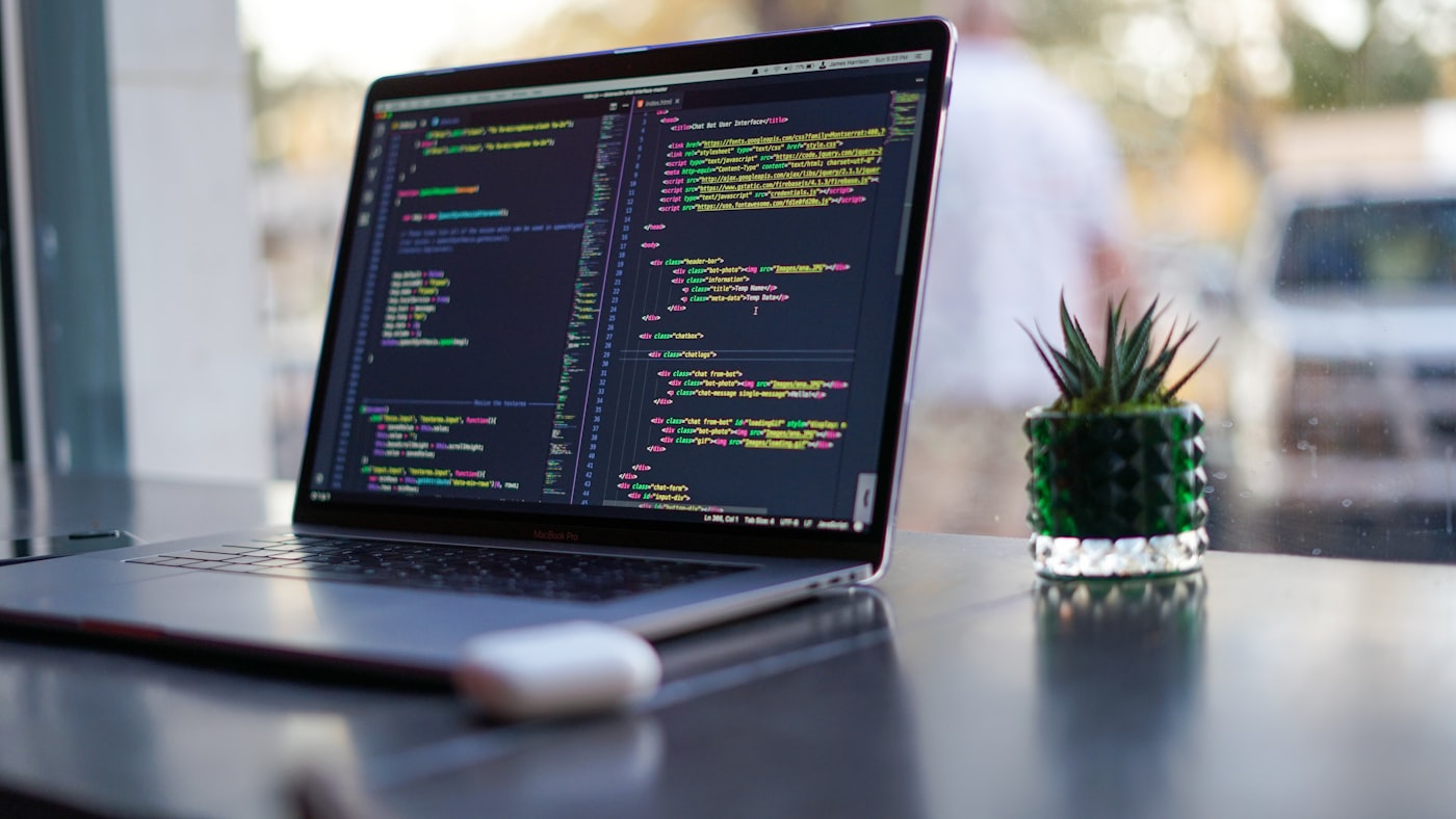 Notebook con un editor de código sobre una mesa