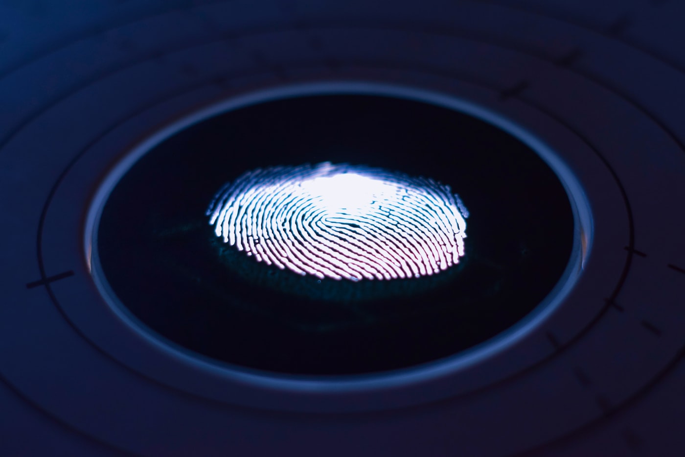 Huella dactilar iluminada sobre un lector biométrico